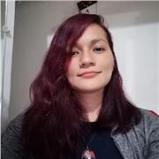 Profesora de castellano que imparte clase a niños de todas las edades